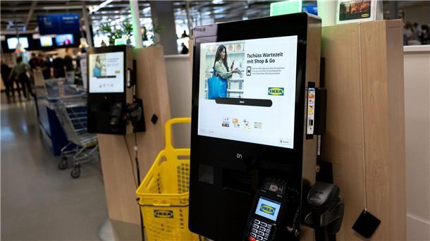 Im Ikea-Einrichtungshaus in Düsseldorf gibt es seit Mai 2024 testweise nur noch SB-Kassen. Das Konzept soll möglicherweise bundesweit auf andere Filialen übertragen werden. 