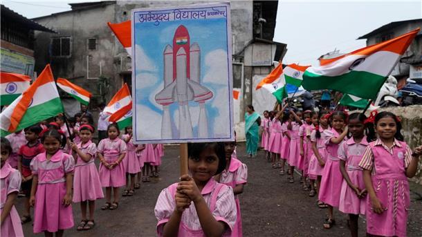 Im indischen Mumbai freuen sich Schulkinder auf den großen Moment: nun ist die indische Sonde erfolgreich auf dem Mond gelandet.