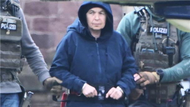 Anklage gegen Ex-RAF-Terroristin Klette noch nicht absehbar Im Innenhof eines Behördenzentrums wird die frühere RAF-Terroristin Daniela Klette zu einem Hubschrauber geführt.