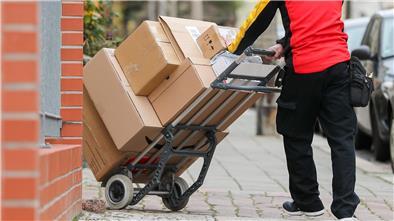 Im Internet häufen sich die Beschwerden über verantwortungslose Paketboten.