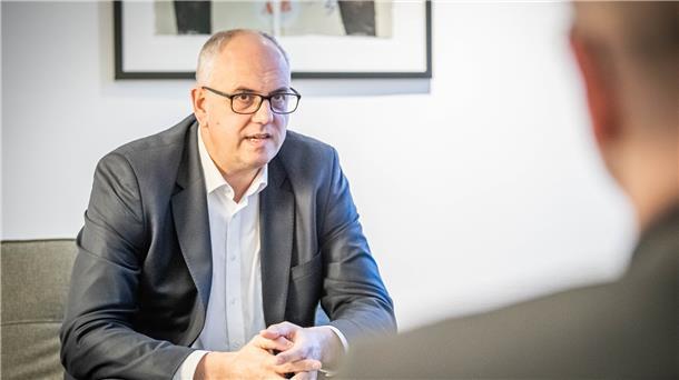 „Ich habe keinen problemorientierten Blick auf Bremerhaven“ Im Interview stellte Regierungschef Andreas Bovenschulte (SPD) klar, dass das Land kräftig in die Häfen investieren will.