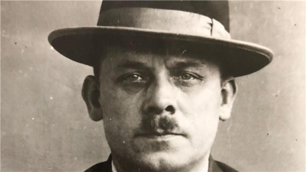 Der Totmacher: Als der brutale Massenmörder Fritz Haarmann verhaftet wurde Im Jahr 1924 erregt ein Kriminalfall in Hannover weltweites Aufsehen: Der Kaufmann Fritz Haarmann gesteht nach tagelangem Verhör die Morde an insgesamt 24 jungen Männern im Alter von 10 bis 22 Jahren. Seine Opfer tötete er nach eigenen Angaben mit einem Biss in den Hals, ihre zerstückelten Leichen hat er in der Leine versenkt.