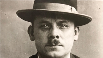 Im Jahr 1924 erregt ein Kriminalfall in Hannover weltweites Aufsehen: Der Kaufmann Fritz Haarmann gesteht nach tagelangem Verhör die Morde an insgesamt 24 jungen Männern im Alter von 10 bis 22 Jahren. Seine Opfer tötete er nach eigenen Angaben mit einem Biss in den Hals, ihre zerstückelten Leichen hat er in der Leine versenkt.