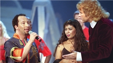 Im Jahr 2001 trat Irene Cara mit DJ Bobo (l) und der Neuauflage ihres Hits „What a Feeling“ bei „Wetten, dass ...?“ auf.