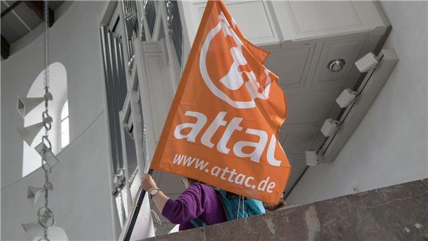 Finanzministerium darf Dokumente zu Attac geheim halten Im Jahr 2014 hatte das Finanzamt Frankfurt/Main dem Attac-Trägerverein die Gemeinnützigkeit aberkannt, weil das Netzwerk zu politisch sei.