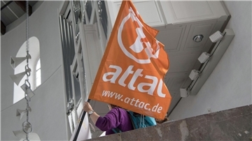Im Jahr 2014 hatte das Finanzamt Frankfurt/Main dem Attac-Trägerverein die Gemeinnützigkeit aberkannt, weil das Netzwerk zu politisch sei.