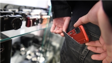 So dreist gehen in Nordenham Ladendiebe vor Eine Hand steckt ein Smartphone in die hintere Hosentasche.