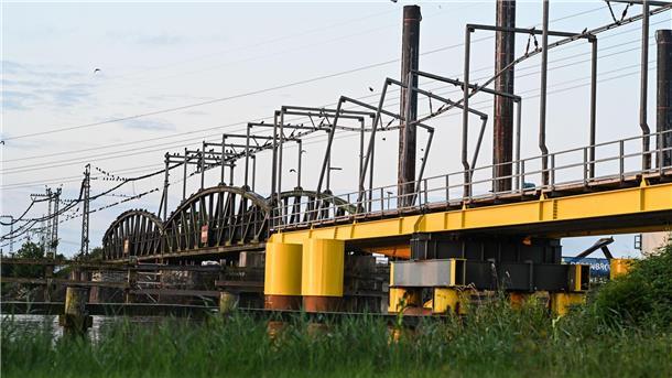 Verfahren zu zweitem Unfall an Huntebrücke eingestellt Im Juli 2024 beschädigte ein Schiff bei einem Zusammenprall Bauwerk und Oberleitung der Huntebrücke.(Archivfoto)