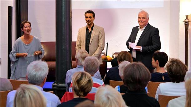 Im Juni 2017 zu Gast bei "Talk in der Losche" in Bremerhaven: Wolf Küper, Autor des Bestsellers "Eine Million Minuten" - offenherzig plauderte der gebürtige Bremerhavener, Biologe, Pädagoge und einst UN-Umweltexperte in Brüssel mit Redakteurin Susanne Schwan und dem stellvertretenden Chefredakteur Christoph Willenbrink über seine Lebensentscheidung zu zwei Aussteiger-Jahren mit beiden Kindern im Reisemobil um die Welt und das daraus entstandene Buch.