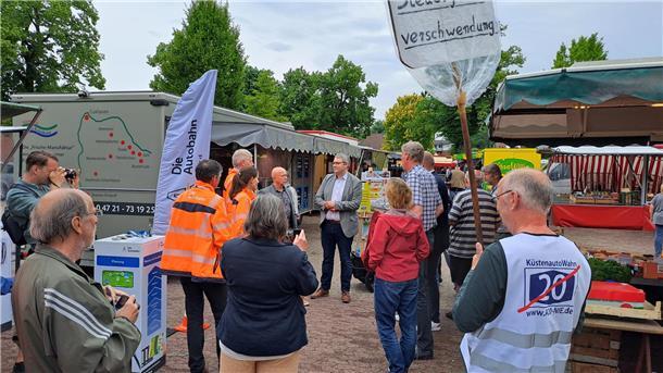 Wochenmarkt: Infostände von Parteien und Vereinen künftig wieder erlaubt Im Juni 2023 informierte die Autobahngesellschaft auf dem Bremervörder Wochenmarkt über die A20, Autobahngegner demonstrierten. Einige Wochen später verbot Bürgermeister Michael Hannebachern Infostände auf dem Wochenmarkt - zum Unmut der Bremervörder Politik. Nun setzten die im Stadtrat vertretenen Parteien per Beschluss eine neue Marktsatzung durch.