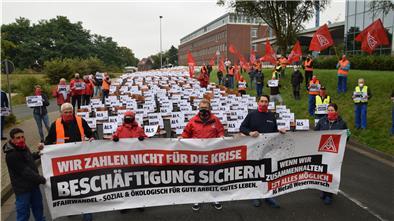 Im Kampf für den Erhalt der Arbeitsplätze bei Premium Aerotec in Nordenham setzen die Mitglieder der IG Metall und des PAG-Betriebsrats ein symbolisches Zeichen.