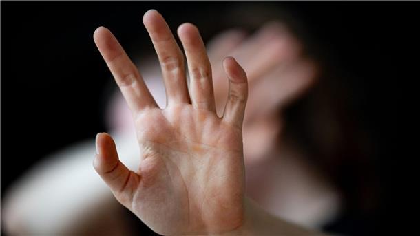 EU-Einigung auf schärfere Maßnahmen gegen Gewalt an Frauen Im Kampf gegen Gewalt an Frauen einigt sich die Eu auf ein Gesetz, ein wichtiger Punkt schaffte es allerdings nicht hinein.