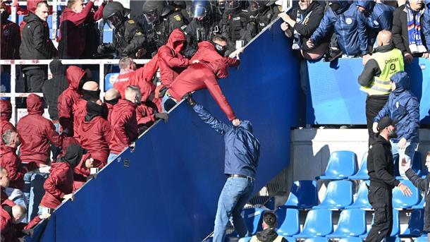 Krawalle in Karlsruhe: Polizei gibt Update zu Verletzten Im Karlsruher Wildpark kam es am Samstag zu heftigen Fan-Ausschreitungen.
