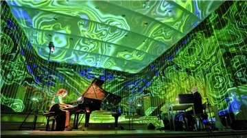 Im Konzert „Nothing is real?“ erkundet die Pianistin und künstlerische Leiterin des Festivals, Claudia Janet Birkholz, gemeinsam mit dem Videokünstler Erik Wälz und dem Philosophen Malte Oppermann den Grenzbereich zwischen realen und fiktiven Landschaften.