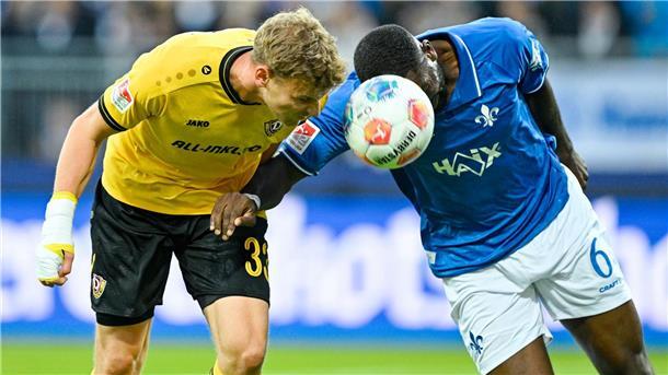 Im Kopfballduell:  Christoph Daferner von Dynamo Dresden (l) und Darmstadts Patric Pfeiffer.