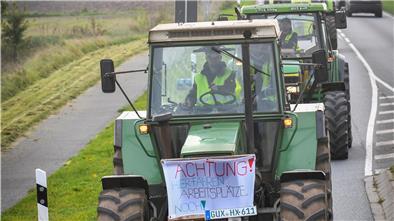 Im Korso durch das Cuxland: Hunderte Bauern demonstrierten im Herbst 2019 gegen die Agrarpolitik der Bundesregierung. „Land schafft Verbindung“ hatte den Protest organisiert.
