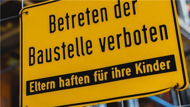 Im Kreis Rotenburg soll es schon bald mehr Baustellenschilder geben, fordert die IG BAU.