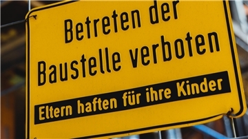 Im Kreis Rotenburg soll es schon bald mehr Baustellenschilder geben, fordert die IG BAU.