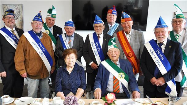 Hans Szeszat mit seiner Lebensgefährtin Ingeborg Curth und seinen Freunden aus dem Club der Schlaraffen