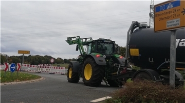 Trecker fährt in einen Kreisel, in dem die Ausfahrt gesperrt ist.