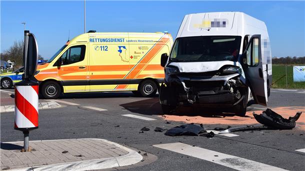 Drei Schwerverletzte bei Unfall auf der B212 in Nordenham: Straße voll gesperrt Das Foto zeigt einen Unfall auf der Bundesstraße 212 in Nordenham.