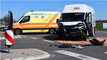 Das Foto zeigt einen Unfall auf der Bundesstraße 212 in Nordenham.