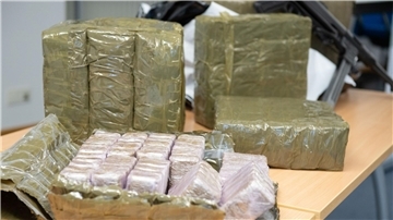 Im Kühlschrank eines mutmaßlichen Drogenschmugglers finden Zollbeamte Haschisch - getarnt als Dubai-Schokolade. (Symbolbild)