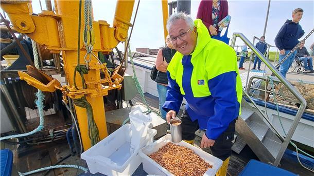 Kutter „Claudia“: Die besten Fotos von der Fangfahrt für den Krabbentag Nach dem Showfischen verkauft Reeder René Schmidt einen Teil der gefangenen Krabben direkt am Hafen. Der Preis liegt derzeit bei stolzen 15 Euro pro Kilo.