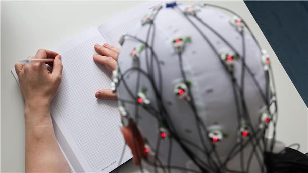 Im Labor der MSH Medical School Hamburg wird zum Thema Linkshändigkeit geforscht. Dabei wird die Hirnaktivität gemessen.