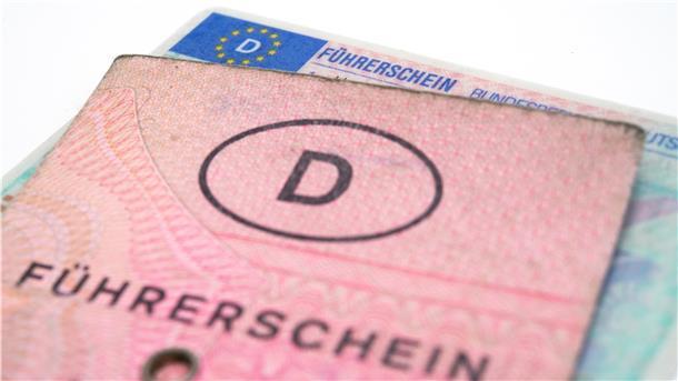Im Laufe der nächsten Jahre müssen fast alle Führerscheine getauscht werden: Für den grauen „Lappen“ oder den rosa Ausweis gibt es dann eine scheckkartengroße Lizenz.