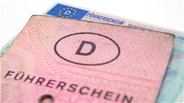 Im Laufe der nächsten Jahre müssen fast alle Führerscheine getauscht werden: Für den grauen „Lappen“ oder den rosa Ausweis gibt es dann eine scheckkartengroße Lizenz.