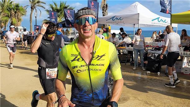 Ironman-WM: Berulla verpasst die Qualifikation im ersten Anlauf Im Laufe des Ironmans steigt die Temperatur in Barcelona auf bis zu 28 Grad an. Logisch, dass Matthias Berulla auf die Getränkestation zuläuft, um sich zu erfrischen.