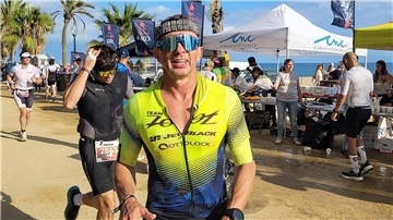 Im Laufe des Ironmans steigt die Temperatur in Barcelona auf bis zu 28 Grad an. Logisch, dass Matthias Berulla auf die Getränkestation zuläuft, um sich zu erfrischen.