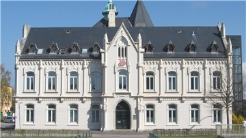 Weiße Hausfassade im neugotischen Stil. 