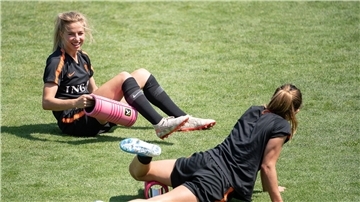 Im Leistungssport ist das Training mit der Faszienrolle ein mittlerweile gewohntes Bild. (Archivbild)