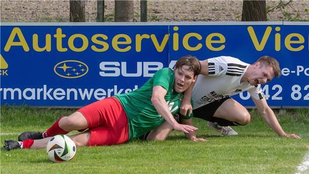 SV Ippensen verabschiedet sich mit einer Niederlage in die Sommerpause Im letzten Spiel der Saison wurde nochmals um jeden Millimeter - in dieser Szene wird Sönke Hauschild (rechts) unsanft gestoppt - gekämpft. Das bessere Ende war aufseiten der Gäste, die am Ende verdient mit 2:0 gewannen.