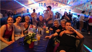 Feiernde Menschen auf einer Party. Drei Tage lang wird in Midlum gefeiert. Der Anlass: 125 Jahre Freiwillige Feuerwehr und 50 Jahre Jugendfeuerwehr Midlum. 