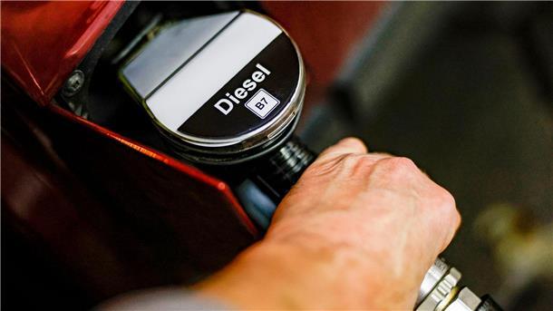 Im März 2022 wurden unter dem Eindruck des Ukraine-Krieges alle Spritpreisrekorde pulverisiert - Diesel kostete im bundesweiten Tagesdurchschnitt zeitweise 2,321 Euro pro Liter.