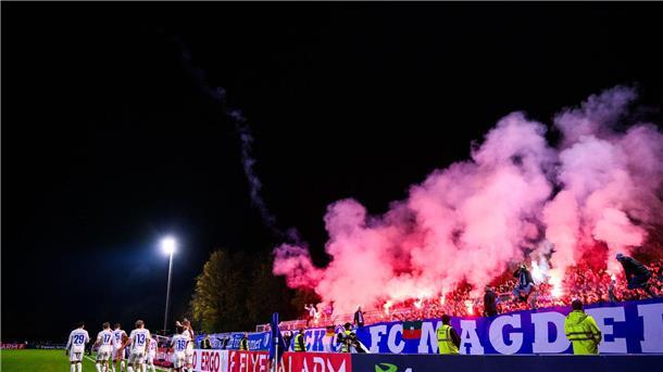 Klarer Sieg bei Amateur-Team: Magdeburg in DFB-Pokal weiter Im Magdeburg-Block wird von Anpfiff bis zum Schluss gezündelt.