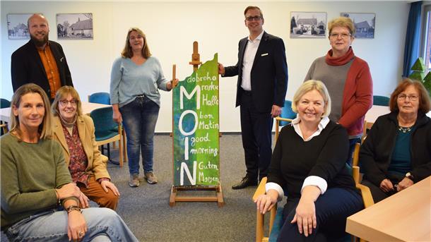 Das Bündnis „Wesermarsch hilft“ finanziert 24 Projekte für Flüchtlinge Gruppe mit Moin-Schild
