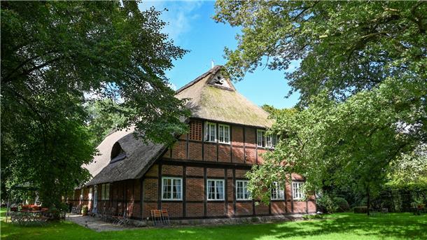 Das ist am Wochenende in Bremerhaven und im Landkreis Cuxhaven los Ein Gebäude auf einem von Bäumen umgebenen Gelände. Im Marschenhaus im Gesundheitspark Speckenbüttel zeigen regionale Hobbykünstler ihre Arbeiten. Der Herbst- und Weihnachtsmarkt lockt mit Keramik, Schmuck und Papierkunst auf das ganze Gelände.