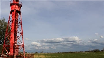 Im milden Licht der untergehenden Sonne fügt sich das Oberfeuer Sandstedt malerisch in das Landschaftsbild ein. Bei näherer Betrachtung wird jedoch deutlicher Verfall und größerer Investitionsbedarf sichtbar.