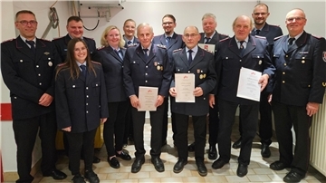 Im Mittelpunkt: die Geehrten der Feuerwehr Seedorf. 