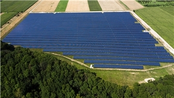 Im Moor bei Augustendorf könnte bis 2023 ein Solarpark entstehen. Die Pläne dafür wurden Anfang der Woche im Gnarrenburger Rathaus vorgestellt.