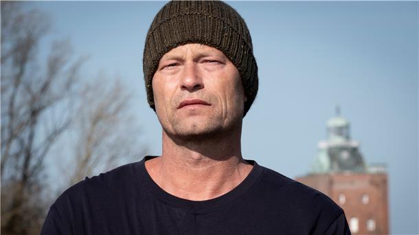 Schweiger „tschillt“ auf Neuwerk Im neuen Tatort „Tschill out“ ist Kommissar Nick Tschiller (Til Schweiger) kein Action-Held mehr, sondern arbeitet auf der Insel Neuwerk mit Kindern und hat ein unverarbeitetes Trauma, das ihm nächtliche Alpträume beschert.