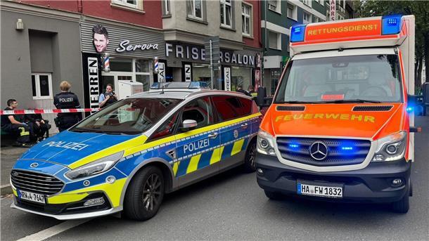 Vier Verletzte bei Schüssen in Hagen - Täter flüchtig Im nordrhein-westfälischen Hagen sind Schüsse gefallen. Einsatzkräfte sind mit einem Großaufgebot vor Ort.