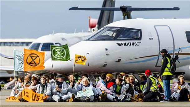 Im November 2022 hatten Umweltaktivisten Privatjets auf dem Flughafen Schiphol blockiert.