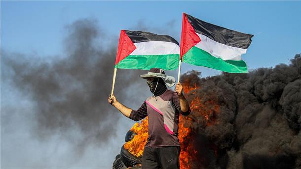 Im östlichen Gazastreifen protestieren Palästinenser gegen den andauernden israelischen Angriff auf die Stadt Dschenin im Westjordanland.
