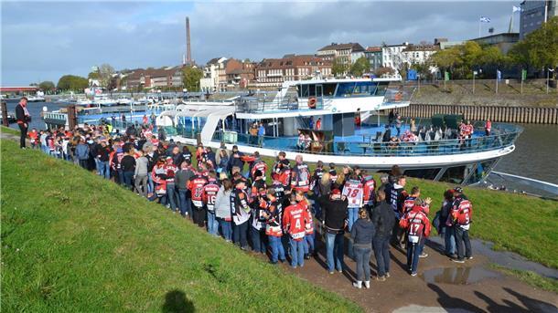 Im Oktober 2017 gab es die erste Schiffstour, die die Pinguins-Fans zum Auswärtsspiel nach Düsseldorf brachte. Nun folgt eine Neuauflage nach Köln.