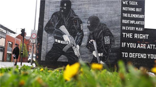 Im Osten von Belfast zeigt ein Wandbild noch heute loyalistische, also pro-britische Kämpfer.